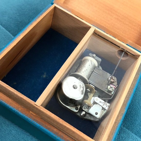 🚫SOLD•E✝️SY🚫 Vintage Norman Rockwell Music Box - Picture 5 of 8